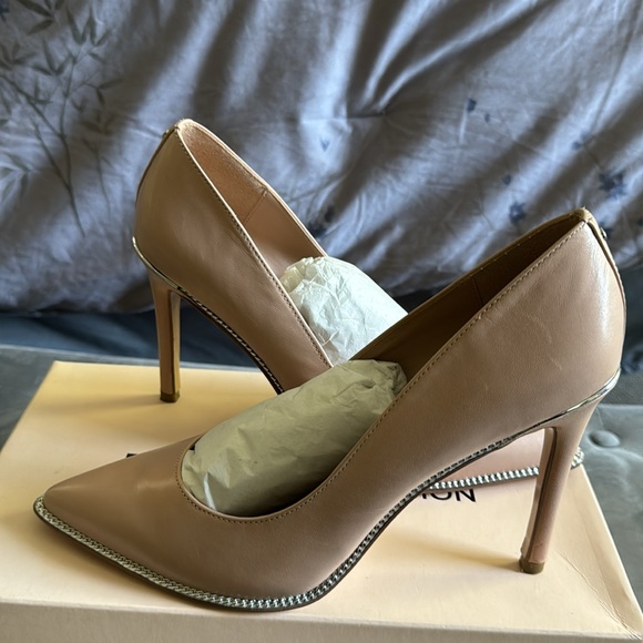 Like New Gorgeous Classic Nude Heels - Picture 4 of 5